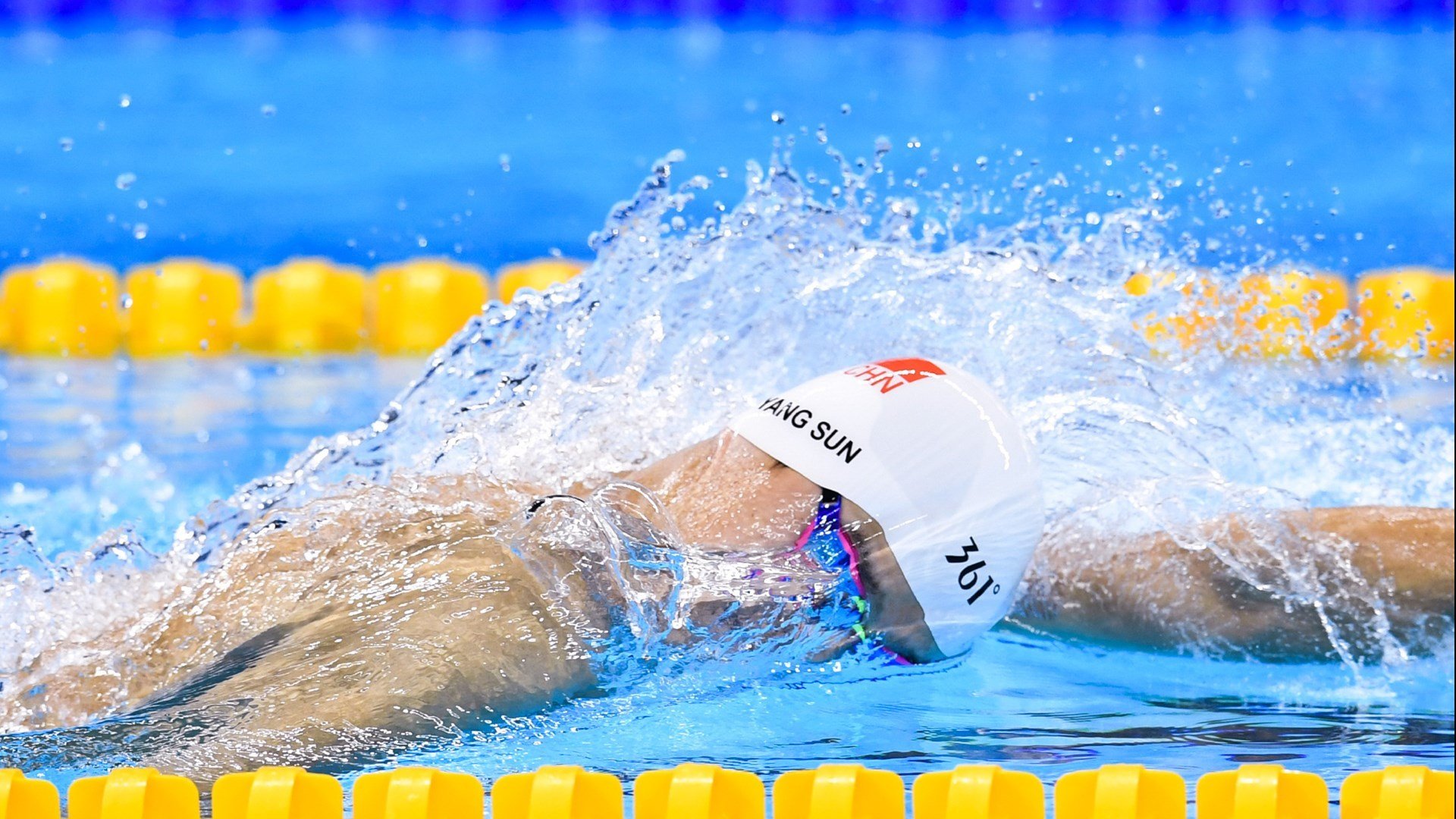 开云体育-极速与绿茵的交汇，当F1年度争冠之夜遇见姆巴佩的关键制胜